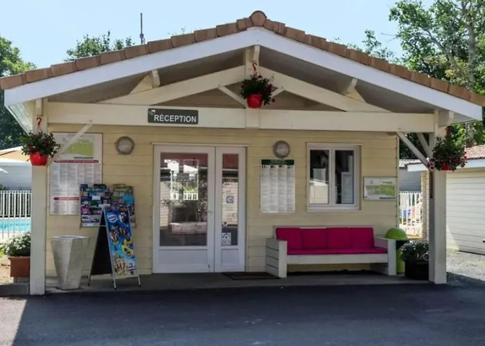 Sur Pilotis Avec Terrasse à Royan - Api-1-52-1474 Camping